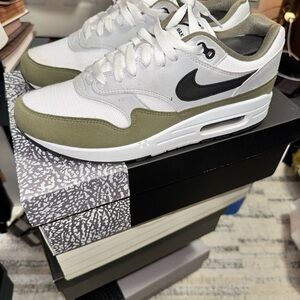 Nike Men’s Olive White Black Low-Top Sneakers